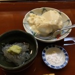 寿司処 博 - 生しらすと汲み出し豆腐　塩を付けてくれるが、これもね、醤油、すいませんね