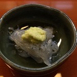 寿司処 博 - 出た順番にいこうか、生しらす　女将はそのまま喰ってくれというが、東京モンは醤油がね、必要、あはは