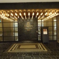ロウリーズ・ザ・プライムリブ 恵比寿ガーデンプレイス店 - 豪華なエントランス