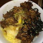 ラーメン暁 - 豚丼に生卵をかけました