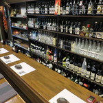 金七 - 福岡だったら大名や西中洲にあるオトナ系アッパー居酒屋みたいな感じです。
      カウンター席。
      