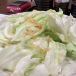 金七 人吉本店 - 生キャベツが供されるのは、焼鳥屋ではよくあることですが、
                                かかっているタレがお決まりの酢醤油ではなく、生姜のすりおろしが入った甘めの醤油ダレでした。
                                とっても美味しかったです♪
                                