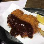 金七 人吉本店 - ヒレ串カツ。
                                大衆串カツをイメージしていたので、1本572円は高いなーと思っていたら、
                                立派なのが来ました。
                                