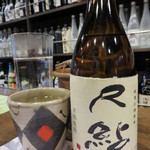 金七 人吉本店 - 球磨焼酎をボトルで頂きます。
                                『尺鮎』という球磨焼酎らしい名前のものを。
                                人吉の福田酒造のものです。