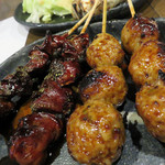 金七 - きも・つくね。
      タレは甘めで濃いめ。
      お酒飲み仕様ですね。
      