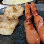 金七 - 豚バラ・ソーセージ。
      塩味も強めです。
      