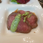 オステリア ブッコ - 黒田庄産、和牛のローストビーフ＋ナスとオニオンのマリネ添え＋ルッコラのグリーンソース