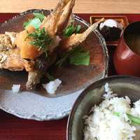 文禄堤 茶味 - ランチ花1,000円のメイン、今日はハタハタのから揚げ。炊き込みご飯はお代わり可