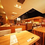 Sushi Uogashi Nihonichi - 
      程よく仕切られたダイニングテーブル席はすし店ならではの活気もお楽しみいただけます。
      