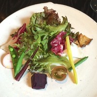 ラ・ボンヌターブル - 前菜のサラダがこんなに豪華＼(^o^)／ お野菜は関東内の契約農家で採れたもので、お皿は茨城の笠間焼き。その心は、関東の土の陶器に野菜をのせてお客さんに収穫してもらうイメージをもっていただく為だそうです(^-^)/