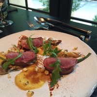 ラ・ボンヌターブル - 鴨胸肉のロースト、焼きトウモロコシのソース　万願寺とうがらしのソテー　ルッコラセルバチコ＼(^o^)／
                  Michel BRASの日本製のカトラリもいいですねー♡ 欲しくなっちゃいました（≧∇≦）