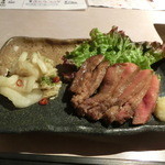 みの膳 - 仙台の「牛タン焼き」　1,200円。ニンニクと白菜のお漬物が添えられている。