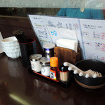 らーめん la.la.la. - 2015年6月12日(金)　店内カウンター卓上