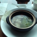 鶏肉とレタス、キノコ入り澄ましスープ