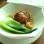 中国料理 「チャイナブルー」 - 煮込み伊府麺 白トリュフオイル香る鮑と共に