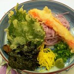 鞆の浦 - 蕎麦と天ぷら物です。葱と山葵を出汁に入れてツルツルと食べました。あっさりした蕎麦を美味しく頂きました。天ぷらも揚げたてで美味しかったですよ。