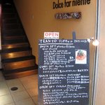 ドルチェ　ファール　ニエンテ - 入口。店は２Ｆです。