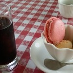 リストランテ・ヒロ - ドルチェの「アイスクリームといちごのマカロン」。