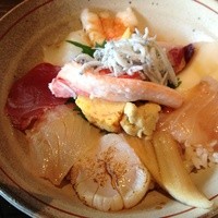 はまじま - 名物ランチの海鮮丼。カニやアナゴから玉子まで丼いっぱいにのっけてあります。贅沢♫