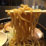 八平の食堂 - 加水率やや低めのストレート中細麺。自家製。