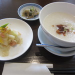 おかゆと副菜とザーサイ。