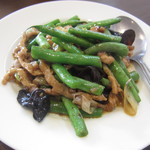 メインの、いんげんと豚肉のピリ辛炒め。