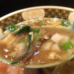 すごい煮干ラーメン凪 - 煮干のお姿も見受けられるすごい煮干スープ