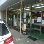 青木製菓 - 店舗の前