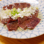 もつ焼 でん - れば刺し ¥420（15.06.11）