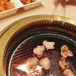 精肉問屋直営焼肉店 やきにくの蔵 - ホルモン＆キムチ盛り合わせ