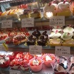 夢菓詩工房 わかまつ - （2015/5月）ボリュームありそうなケーキが色々