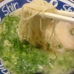 博多らーめん ShinShin - 博多らーめん Shin-Shin ラーメン 麺リフト fromグリーンロール
