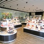 BON OKAWA 軽井沢チョコレートファクトリー - 店内は広々として☆