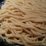 麺は中太麺ストレート麺で非常にコシがあり、食べ応えがあります♪