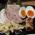 つけ麺 道 - 左の薄いチャーシューが濃厚でおいしい。右の煮卵からは生クリームやバニラのような風味が！？