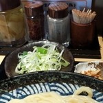 つけ麺 道 - 薬味等はこんな感じ。ネギやフライドエシャロットは日によって違うのか？