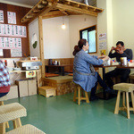 Hinode Shokudou - 「日の出食堂」テーブル席と奥の小上がり
      