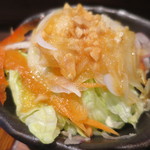 こはなカフェ - 新玉ねぎとピーナッツ入りサラダ