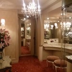 マキシム・ド・パリ - 女性用御手洗い