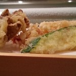 天金 - 天ぷら定食　第１段。ズッキーニ、海老、舞茸　2015.6