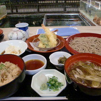 稚加榮 本店 - 【特製そば定食】と【いけす】