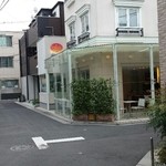 フランス菓子 パティシエ ショコラティエ イナムラショウゾウ - 白を基調にしたオシャレな外観。