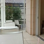 フランス菓子 パティシエ ショコラティエ イナムラショウゾウ - 窓際は自然光が入って明るいね。