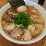 Shinachiku Tei - わんたん、チャーシュー、卵入りの特醤油ラーメン