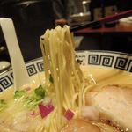 麺匠至誠 - 天然塩の特上あさりそば麺リフト