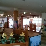 南砺市平ふれあい温泉センター ゆ～楽 - ロビーから食事処を見る。