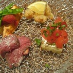 Ore beate - 美しい前菜盛り合わせ(イタヤ貝のアグロドルチェ、マスカルポーネとフルーツトマト、ローストビーフ、フリッタータ)