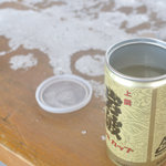 涸沢ヒュッテ - ぬる燗をあける