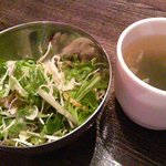 ネヂ餃子食堂 - ランチ全員にサラダとワカメスープ