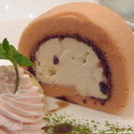 チーズケーキファクトリー - 俳優　成宮寛貴プロデュース「成宮ロール」の｢桜ロール」カプチーノセット　1,150円